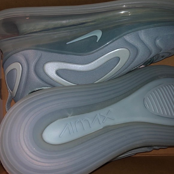 NIKE AIR MAX 720 - Picture 3 of 4